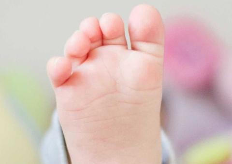 Bebê tem lábio dilacerado após ser agredido a mordidas dentro de casa