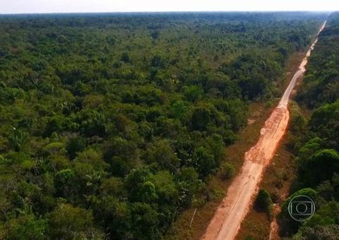 Passageiros ficam sete dias presos na BR-319 após ônibus atolar 