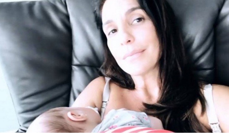 Ivete Sangalo posta foto com uma das gêmeas e diz que está ‘puxado’