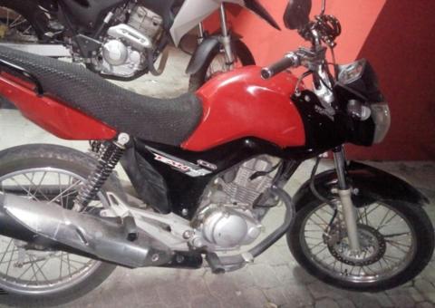 Jovem e adolescente são detidos com moto furtada e arma de brinquedo em Manaus