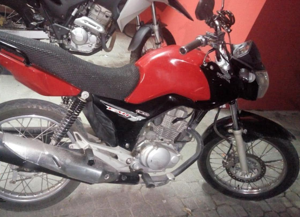 Jovem e adolescente são detidos com moto furtada e arma de brinquedo em Manaus