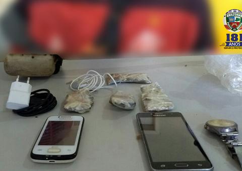 Jovens são flagrados tentando jogar celular e drogas por muro de presídio no Amazonas