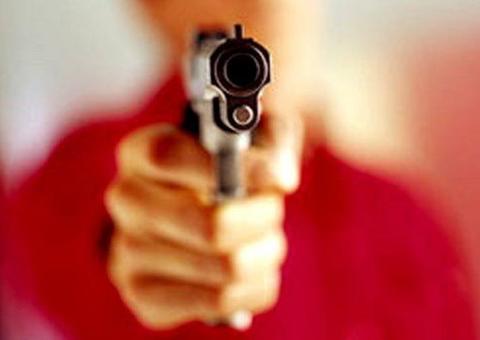 Trabalhadores são alvejados por dupla durante assaltos distintos em Manaus