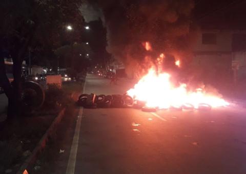 Moradores fecham avenida com pneus queimados após uma semana sem água em Manaus