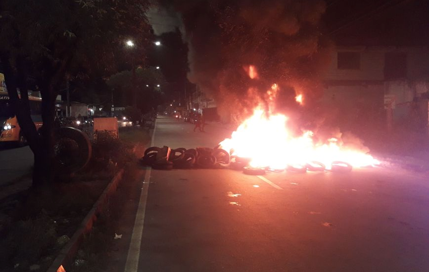 Moradores fecham avenida com pneus queimados após uma semana sem água em Manaus