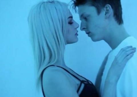 Atriz transmite 'sem querer' relação íntima com namorado