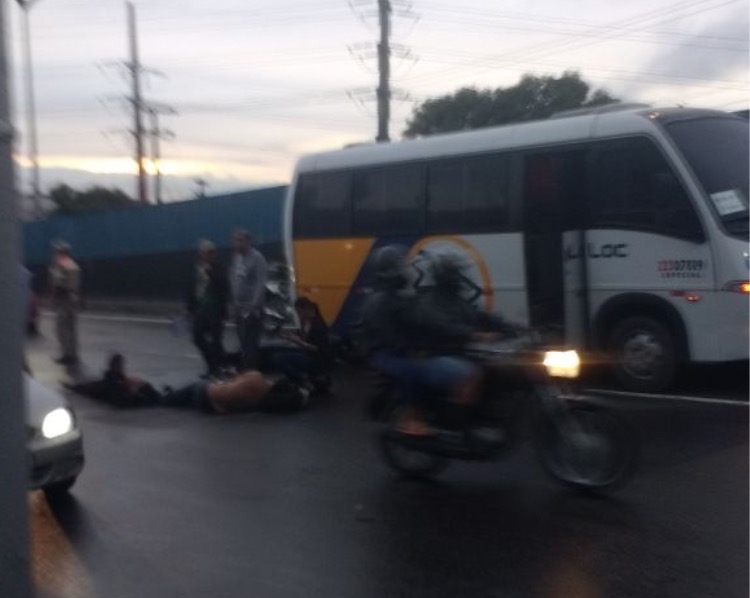 Dois homens ficam feridos em acidente entre motocicleta e micro-ônibus em Manaus