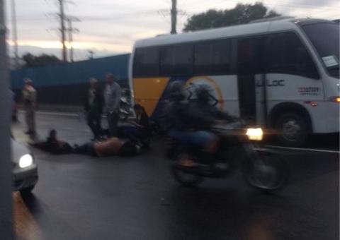 Dois homens ficam feridos em acidente entre motocicleta e micro-ônibus em Manaus