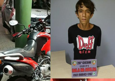 Suspeito de roubar motocicleta é preso após bater no meio fio durante fuga em Manaus