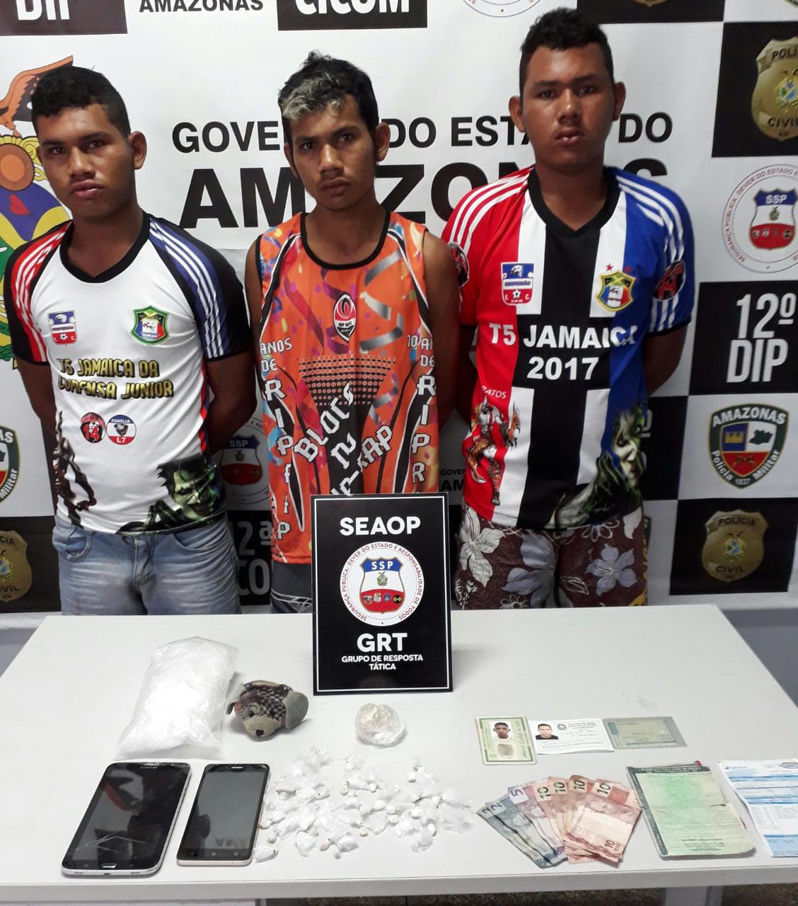 Polícia prende três irmãos com drogas em casa usada como boca de fumo em Manaus
