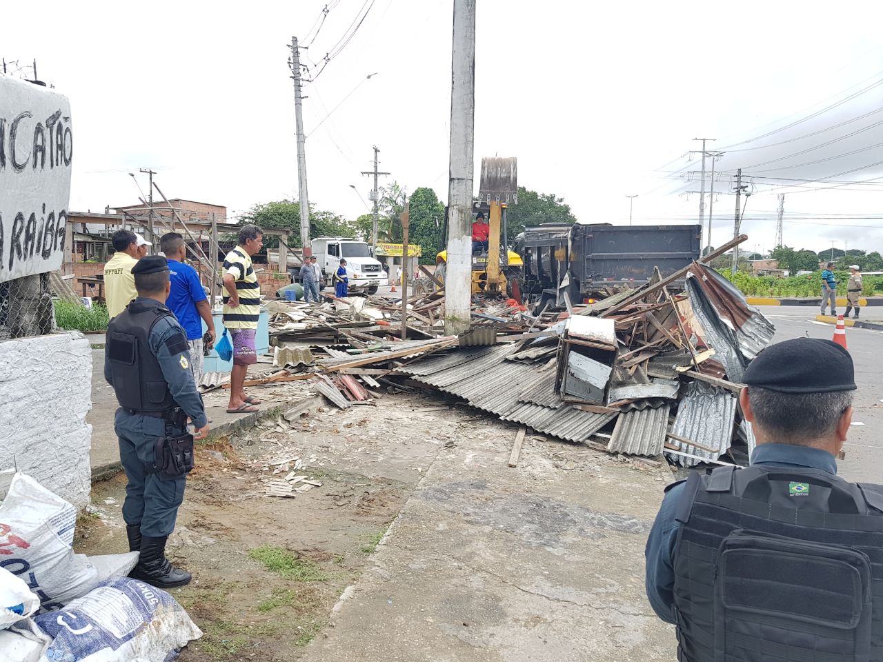 Justiça manda prefeitura retirar ambulantes de calçada em Manaus 