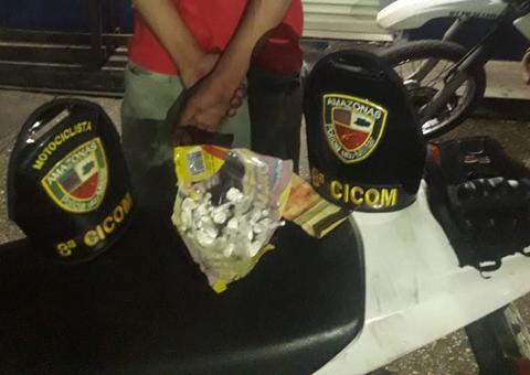 De bicicleta, policiais apreendem adolescente suspeito de tráfico em Manaus
