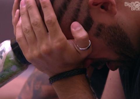 BBB18: Kaysar recebe surpresa e cai no choro ao ouvir voz de mãe