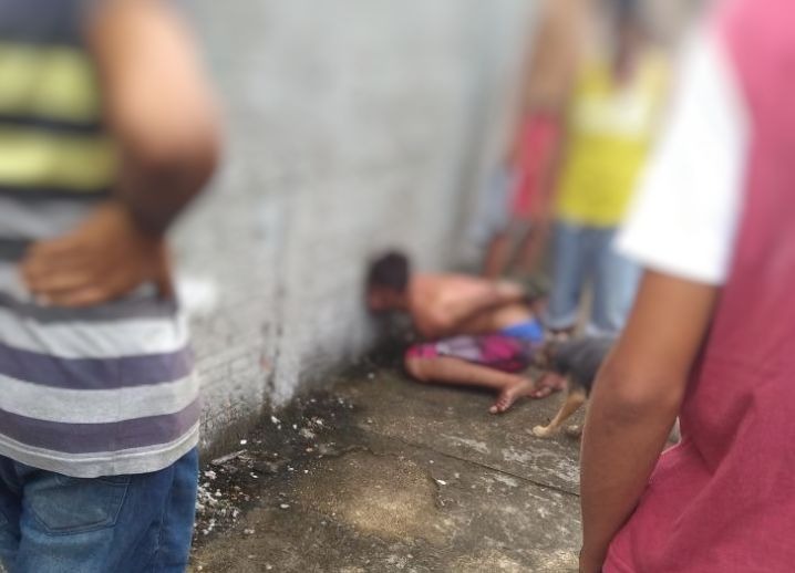 Populares amarram e espancam suspeito de assalto no meio de avenida em Manaus