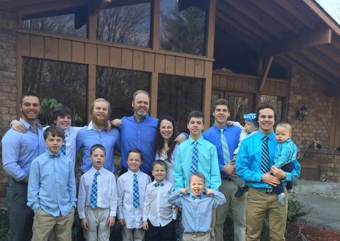 Casal anuncia nascimento do 14º filho do sexo masculino