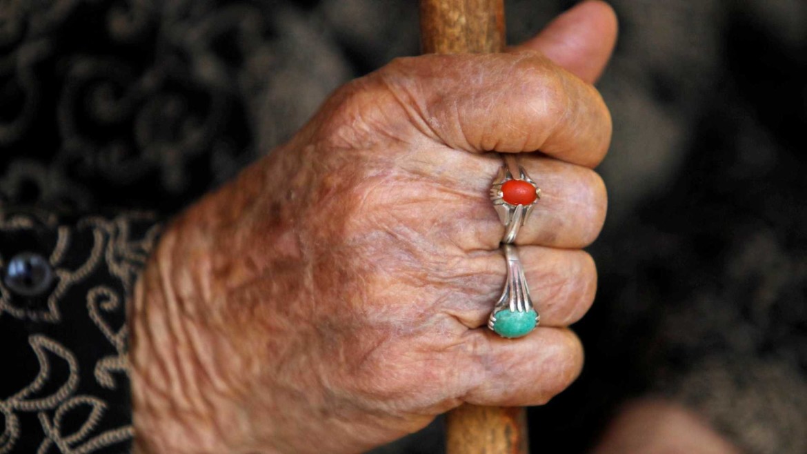 Homem agride e estupra idosa de 82 anos durante assalto