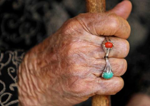 Homem agride e estupra idosa de 82 anos durante assalto