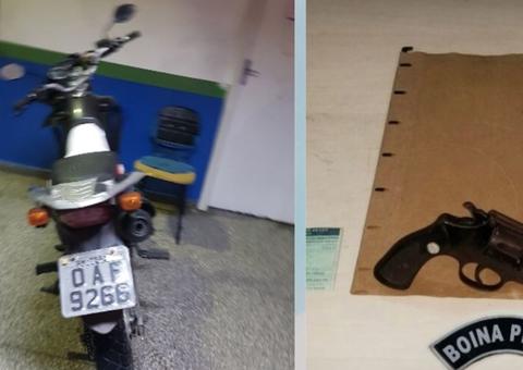 Novinhos são presos enquanto davam rolé com motocicleta roubada e arma em Manaus