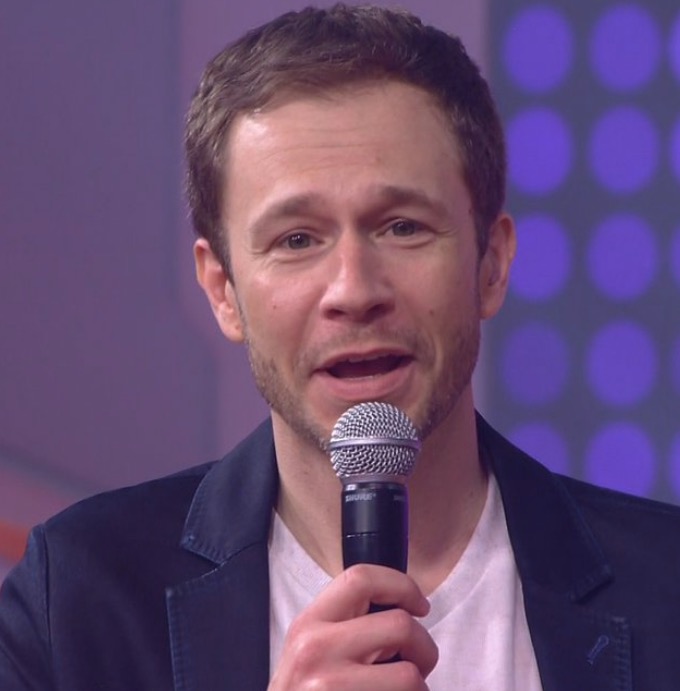 Tiago Leifert afronta Sônia Abrão ao vivo e mita na internet