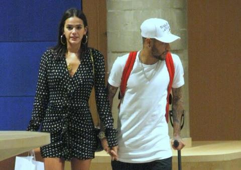 Neymar e Bruna Marquezine trocam beijos durante passeio no Rio