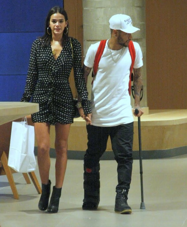 Neymar e Bruna Marquezine trocam beijos durante passeio no Rio