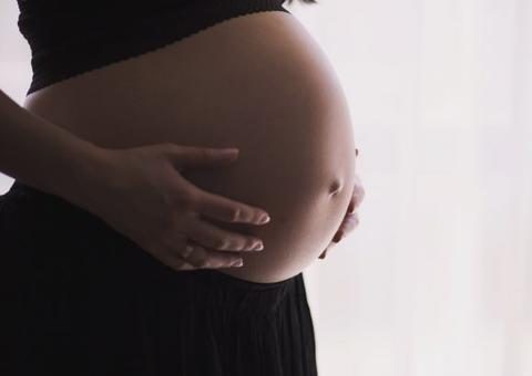 Prestes a dar à luz jovem perde bebê após levar chute do namorado