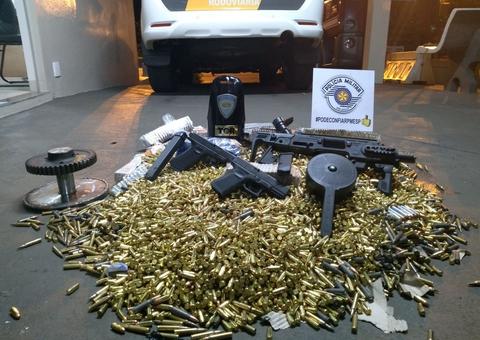 Polícia apreende grande arsenal de munição e arma 