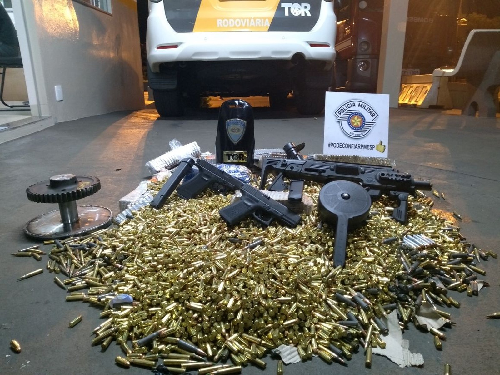 Polícia apreende grande arsenal de munição e arma 