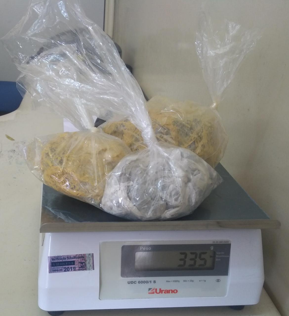 Casal é preso com droga escondida em lata de tinta em porto no Amazonas