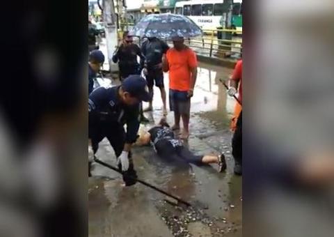 Mulher pisa em falso e fica com perna presa em vergalhão 