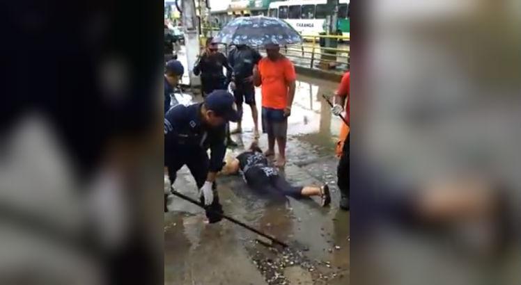 Mulher pisa em falso e fica com perna presa em vergalhão 