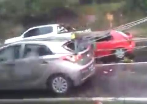 Postes caem em cima de veículos e avenida é paralisada em Manaus