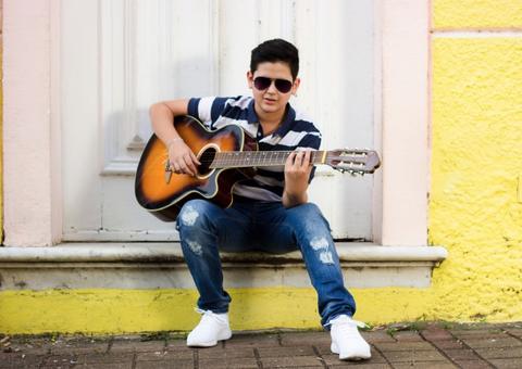 Lorenzo Fortes leva hits do sertanejo ao V8 Bar em Manaus