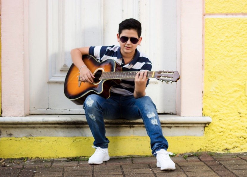 Lorenzo Fortes leva hits do sertanejo ao V8 Bar em Manaus