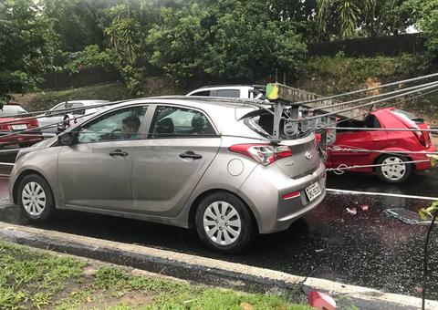 Postes que caíram sobre veículos em avenida de Manaus foram trocados recentemente