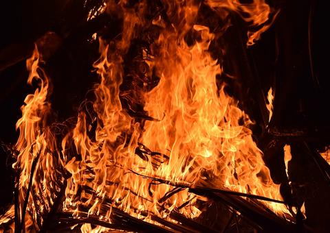 Homem é condenado a 30 anos de prisão por atear fogo e matar ex-esposa