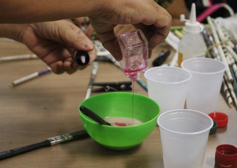 Curso de artesanato para segurados inova com produção de tinta caseira