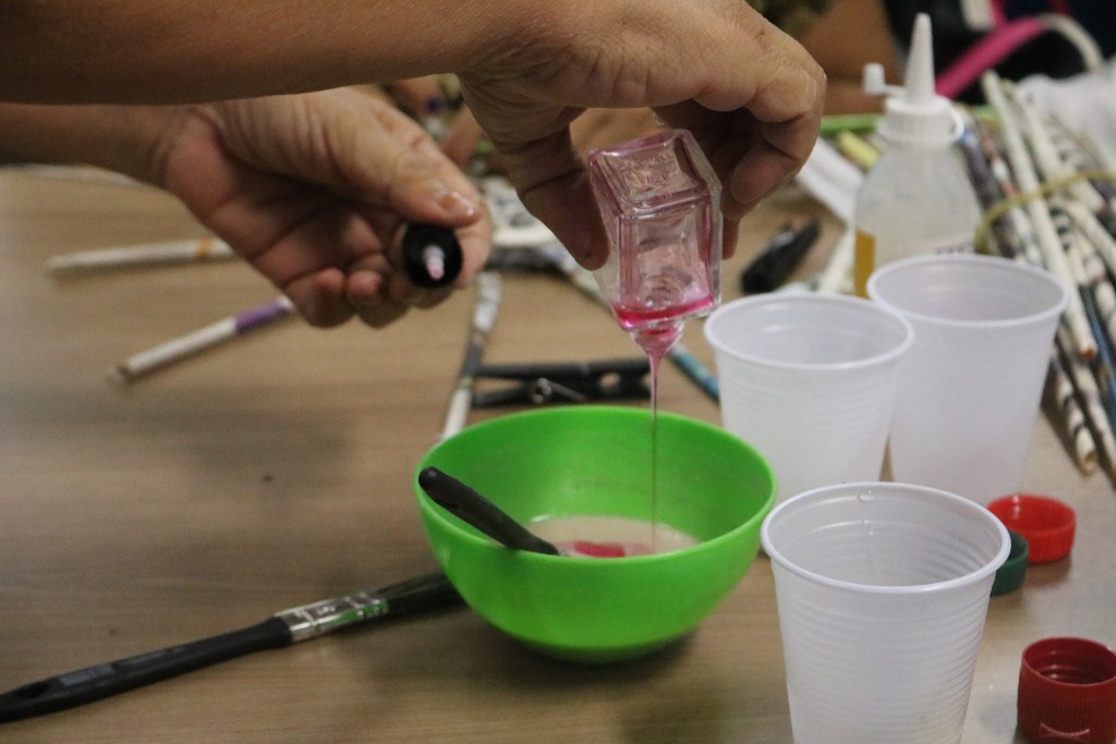 Curso de artesanato para segurados inova com produção de tinta caseira