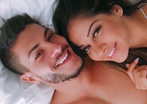 Com vídeo namorando, Arthur Aguiar anuncia gravidez de Mayra Cardi
