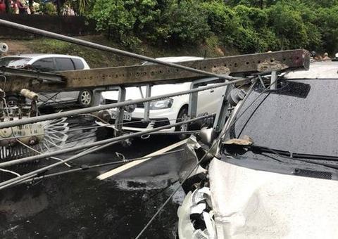 Após queda de postes em Manaus, Eletrobrás diz que vítimas serão ressarcidas