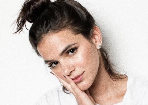   De lingerie cavada, Bruna Marquezine empina bumbum e mostra marquinha de bronze