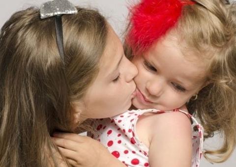 Crianças não devem ser obrigadas a darem beijo em parentes e o motivo é sério