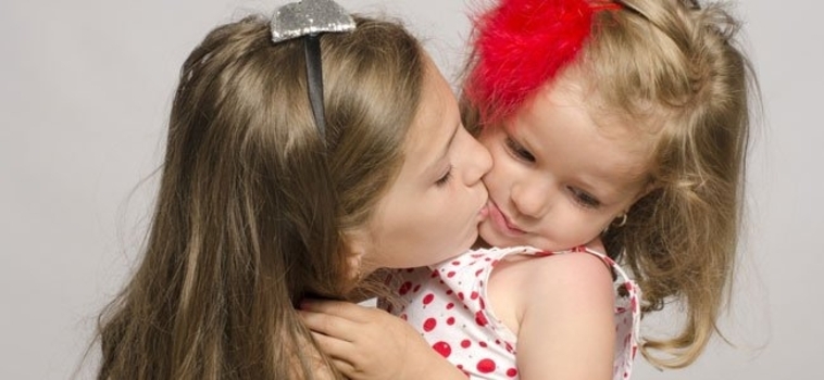 Crianças não devem ser obrigadas a darem beijo em parentes e o motivo é sério