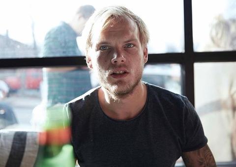 Irmão de Avicii viaja para tentar descobrir causa da morte do DJ