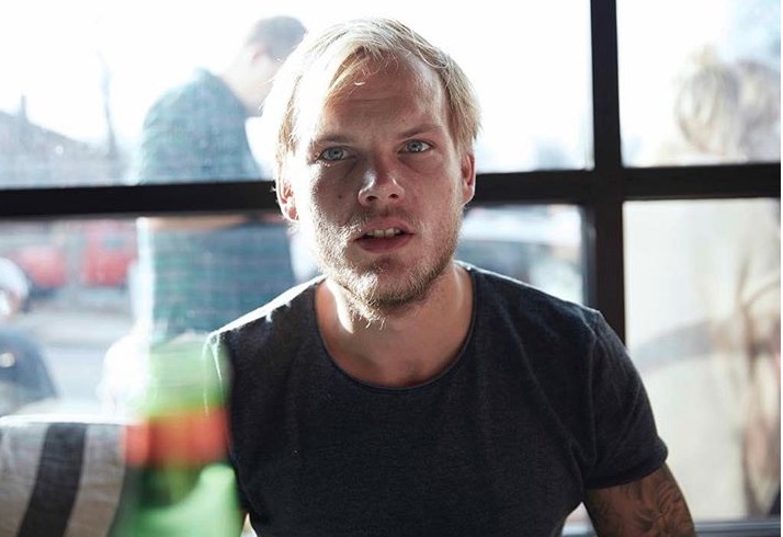 Irmão de Avicii viaja para tentar descobrir causa da morte do DJ
