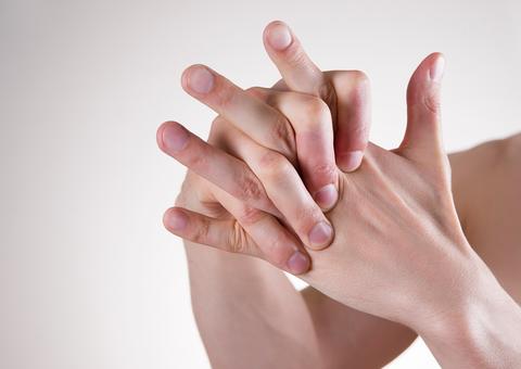 Por que os dedos fazem barulho quando são estralados?