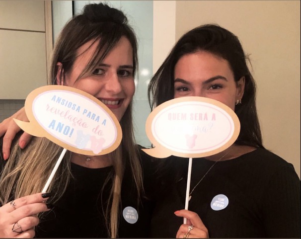 Isis Valverde faz chá da revelação e detalhe em foto de amiga entrega sexo do bebê