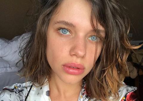 Bruna Linzmeyer troca beijos com namorada na praia