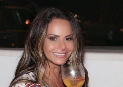 Namoro de Viviane Araújo sobe no telhado e atriz viaja sozinha