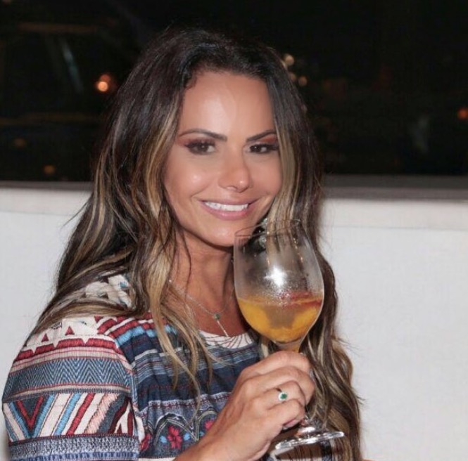 Namoro de Viviane Araújo sobe no telhado e atriz viaja sozinha